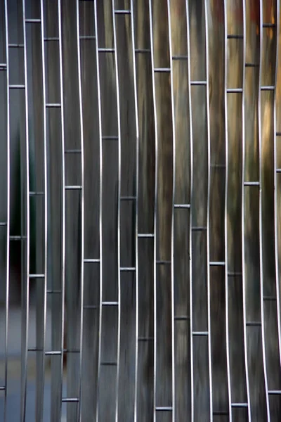 有機的に層状化された鋼構造物の側面図 — ストック写真