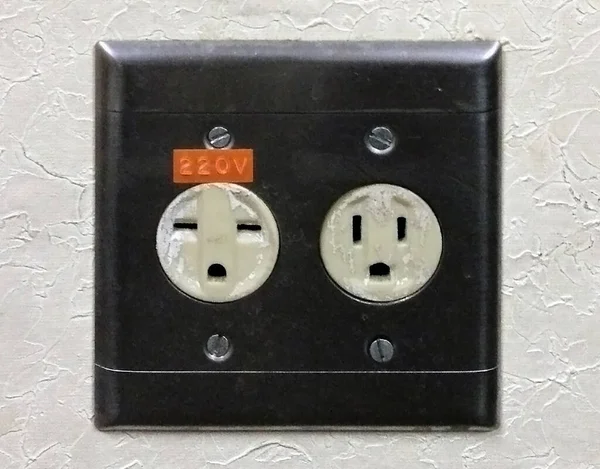 Электрическая Розетка Выглядит Два Лица — стоковое фото