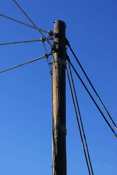 Pilone Distribuzione Dell Elettricità Cavi Sotto Cielo Blu — Foto Stock