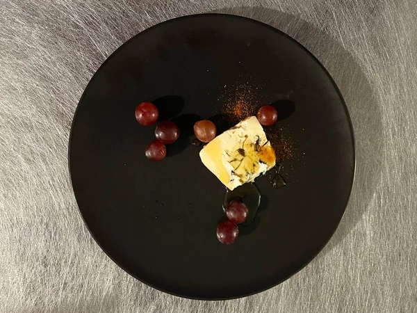 과붉은 포도를 곁들인 오베르뉴 — 스톡 사진