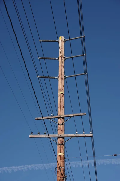 Mavi Gökyüzünün Altında Elektrik Dağıtım Direği Kablolar — Stok fotoğraf