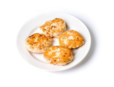 Beyaz arka planda beyaz bir tabakta pirzola. Yukarıdan görüntüle