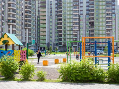 Krasnoyarsk. Rusya - 1 Temmuz 2021: Yeni bir yerleşim bölgesinde oyun alanı. Solnechny bölgesinde yeni binalar