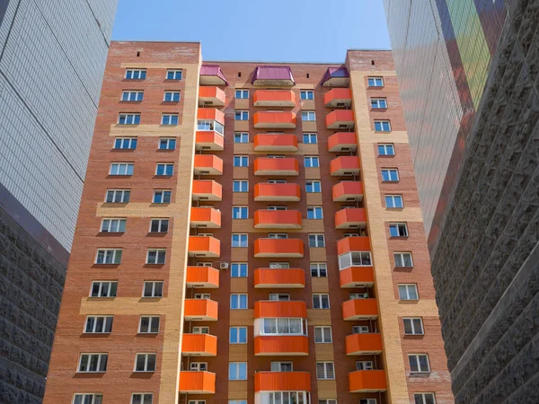 Красноярськ Росія Липня 2021 Фасад Цегляної Багатоповерхової Житлової Будівлі Багато — стокове фото