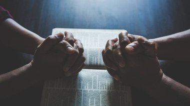 Çiftler birlikte dua eder, çevrimiçi grup ibadeti, dünya namaz günü, uluslararası dua günü, umut, minnettarlık, güven konsepti.