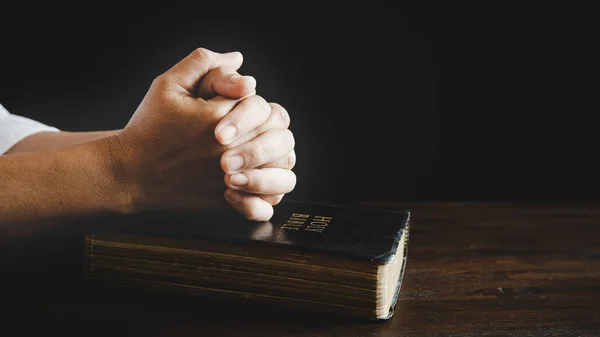 Les Mains Jointes Dans Prière Sur Une Sainte Bible Dans — Photo