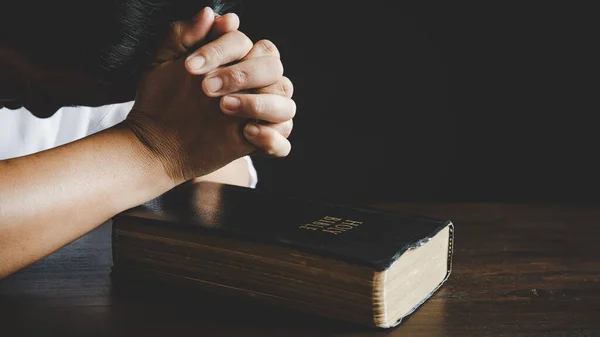 Χέρια Διπλωμένα Προσευχή Μια Αγία Γραφή Στην Έννοια Της Εκκλησίας — Φωτογραφία Αρχείου
