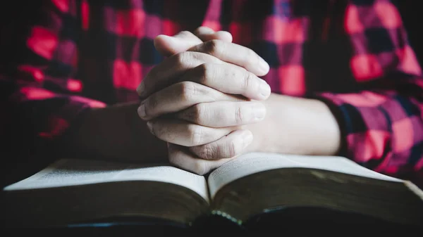 Manos Dobladas Oración Sobre Una Santa Biblia Concepto Iglesia Para —  Fotos de Stock