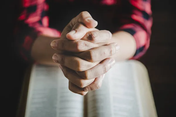 Ręce Złożone Modlitwie Biblii Koncepcji Kościoła Dla Wiary Duchowości Religii — Zdjęcie stockowe