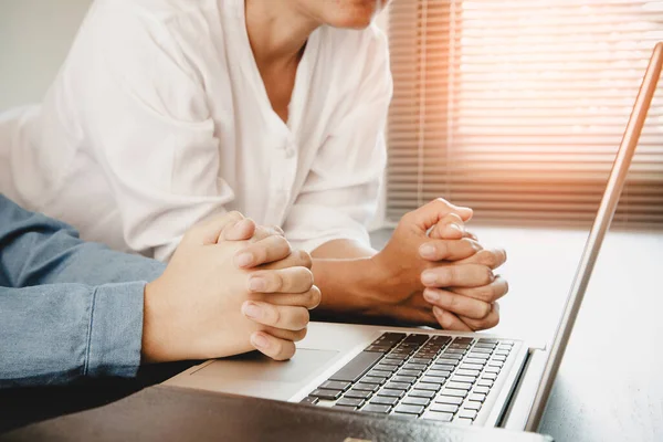 Aile ibadetleri evde çevrimiçi, çevrimiçi kilise hizmeti, sosyal uzaklık, yeni normal kavram.