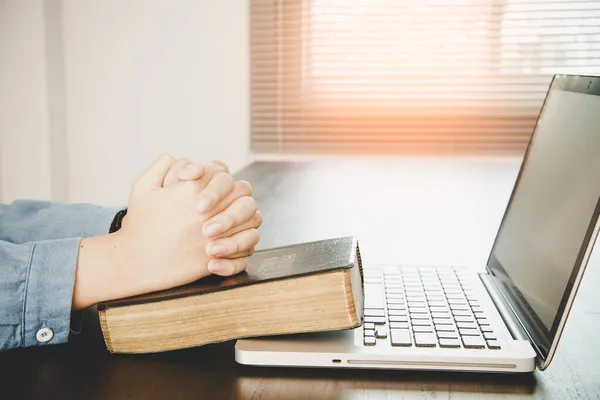 Жінка Залишається Вдома Поклоняється Богу Ноутбуком Молитовні Дівчата Поклоняються Моляться — стокове фото