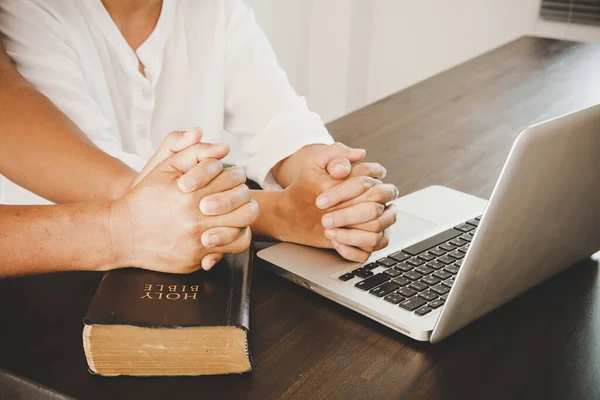 Famiglia Che Prega Culto Online Insieme Casa Servizio Chiesa Online — Foto Stock