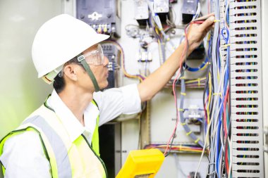 Elektrik mühendisi, kabine kontrolündeki voltaj ve elektrik hattının akımını ölçen bir testçi..