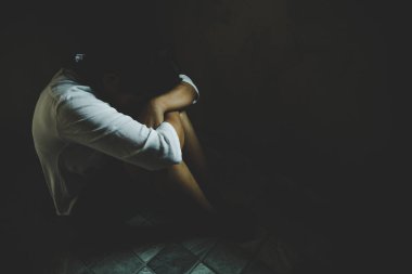 Gizlemek ve kendini terk edilmiş binada görüntü açısı esaret bulanıklık, kadın kadınlara, şiddet stop korumak çalışan istismar genç kadına Dünya Kadınlar günü