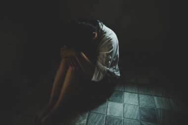 Gizlemek ve kendini terk edilmiş binada görüntü açısı esaret bulanıklık, kadın kadınlara, şiddet stop korumak çalışan istismar genç kadına Dünya Kadınlar günü