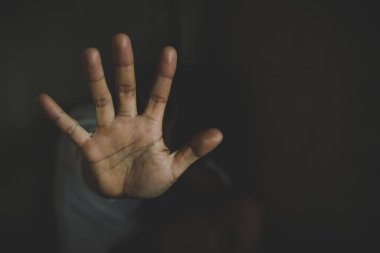 Terk edilmiş binada görüntü açısı esaret kadın, kadınlara, şiddet stop bulanıklık Dünya Kadınlar Günü
