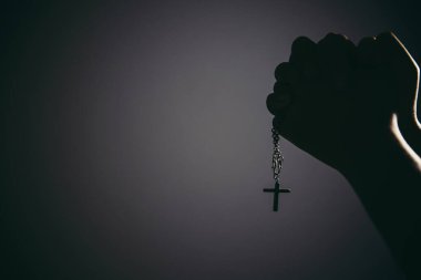 Elinde haça karşı tespih tutan ve kilisede Tanrı 'ya dua eden siyah beyaz bir kadın hayal et..
