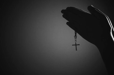 Elinde haça karşı tespih tutan ve kilisede Tanrı 'ya dua eden siyah beyaz bir kadın hayal et..