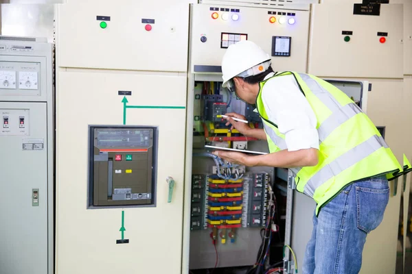 メンテナンスエンジニアはリレー保護システムを検査します コントロール ユニット 中電圧開閉装置 — ストック写真