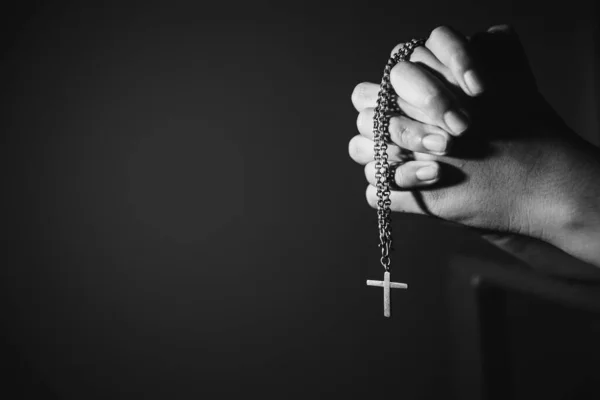Obrázek Černá Bílá Žena Ruka Drží Růženec Proti Kříži Modlí — Stock fotografie