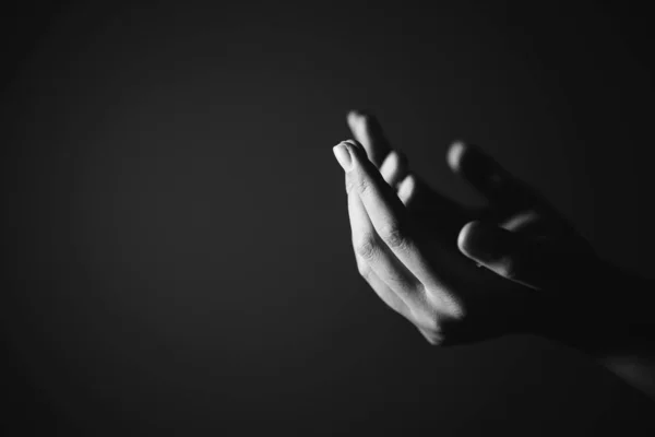 信仰の概念コピースペース 神を祈るために手のひらで黒と白の祈りの手 — ストック写真