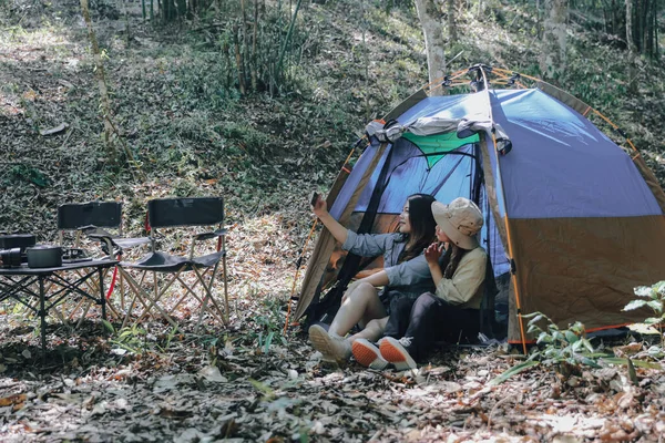 自然の中でキャンプテントキャンプ自然林で幸せな友人 ハイキングの概念 山での積極的な時間を — ストック写真