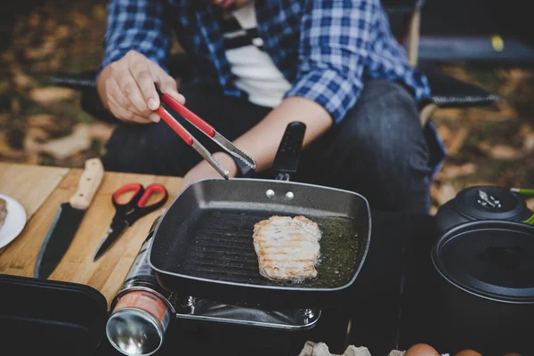 男On Camping Holiday Cooking Steak Pan — ストック写真