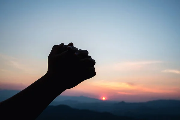 Silueta Manos Cristianas Orando Espiritualidad Religión Mujer Orando Dios Concepto —  Fotos de Stock