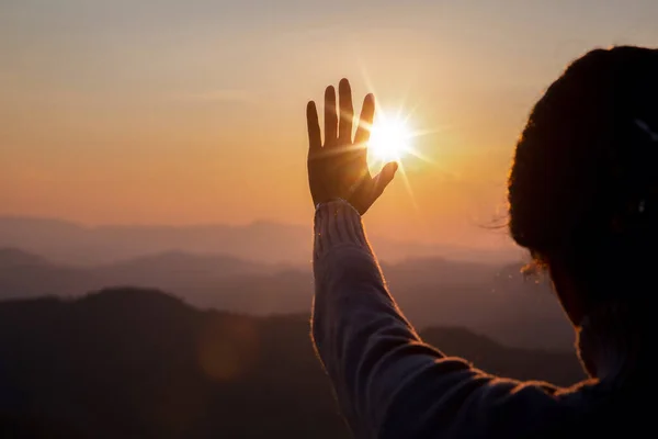 Silhouette Donna Sfondo Tramonto Donna Che Alza Mani Adorazione Contesto — Foto Stock