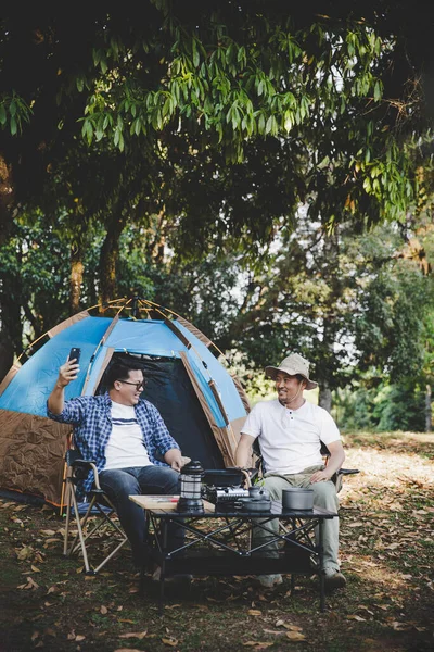 2人の親友がキャンプや料理に行く自然 — ストック写真