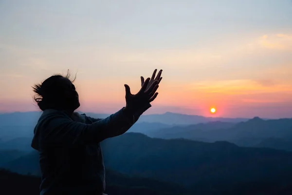 日没の背景にシルエットの女性 女は礼拝に手を挙げた キリスト教宗教概念の背景 — ストック写真