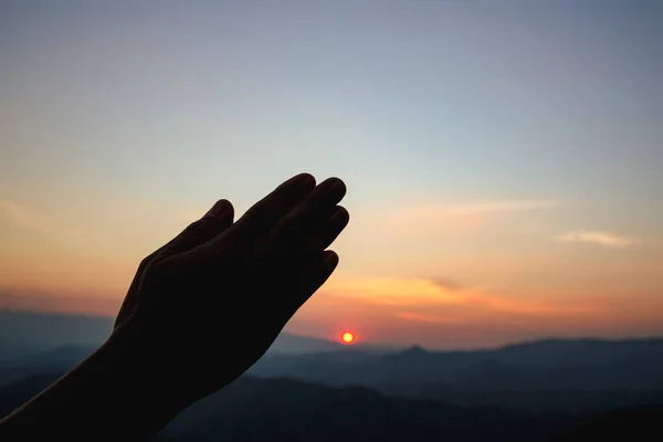 Silueta Femeie Fundal Apus Soare Femeia Ridică Mâinile Închinare Christian — Fotografie, imagine de stoc