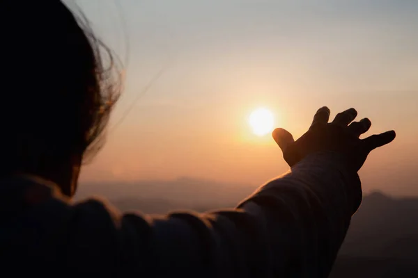 Günbatımı Arka Planında Siluet Kadın Badet Ederken Ellerini Kaldıran Bir — Stok fotoğraf