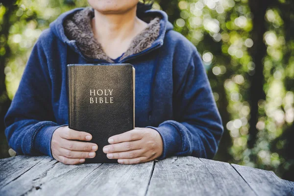 Mujer Cristiana Tiene Biblia Sus Manos Concepto Espiritualidad Religión Paz — Foto de Stock