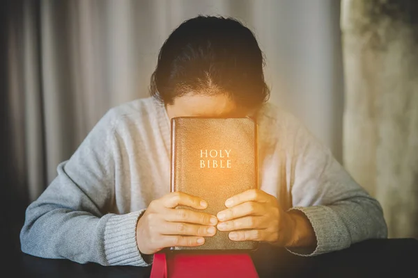 Mujer Cristiana Tiene Biblia Sus Manos Concepto Espiritualidad Religión Paz — Foto de Stock