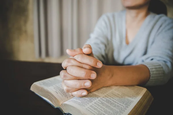 Mãos Dos Homens Rezam Bíblia Conceito Esperança Cristianismo Religião Igreja — Fotografia de Stock