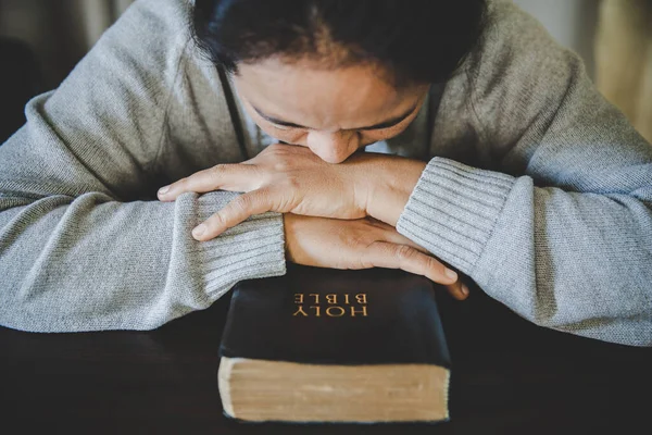 宗教のための教会の概念の聖書に祈りの中で折り畳まれた手 午前中に聖書の上で祈る女性 聖書を祈る女性の手 — ストック写真
