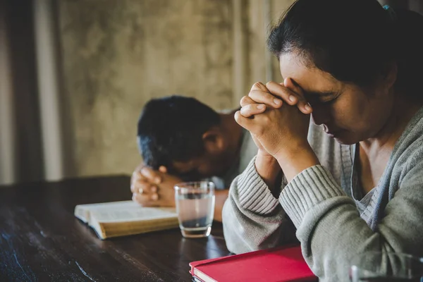 Emberek Csoportja Imádkozik Istentisztelet Hisznek Lágy Összpontosítás Imádkozás Dicséret Együtt — Stock Fotó