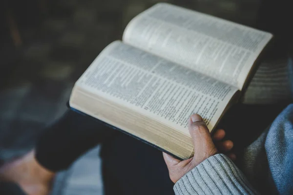 Mulher Cristã Lendo Bíblia Suas Mãos Conceito Espiritualidade Religião Paz — Fotografia de Stock