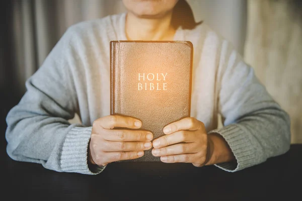 Mujer Cristiana Tiene Biblia Sus Manos Concepto Espiritualidad Religión Paz — Foto de Stock