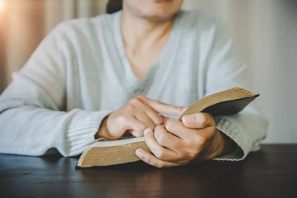 Donna Cristiana Che Legge Bibbia Nelle Sue Mani Concetto Fede — Foto Stock