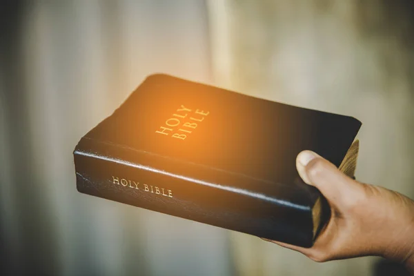 Mulher Cristã Segura Bíblia Nas Mãos Conceito Espiritualidade Religião Paz — Fotografia de Stock