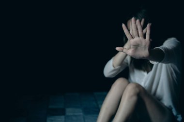 Kadınlar avuç içini kaldırır, kadınlara yönelik şiddeti ve cinsel istismarı durdurur Cinsel istismarı durdurur, Kadınlara yönelik şiddeti durdurur, Uluslararası Kadınlar Günü