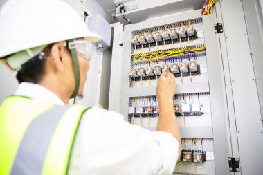 Elektrik mühendisi, kabine kontrolündeki voltaj ve elektrik hattının akımını ölçen bir testçi..
