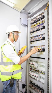 Elektrik mühendisi, kabine kontrolündeki voltaj ve elektrik hattının akımını ölçen bir testçi..