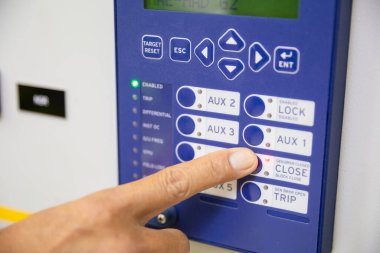 Elektrik mühendisi Röle Koruma Sistemi 'nde çalışıyor. Körfez kontrol birimi. Orta gerilim şalteri.