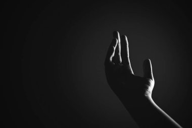 Din, inanç, ibadet konsepti kopyalama alanı: avuç içi dua eden siyah beyaz dua eden eller