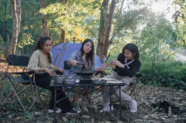 Üç kankam ormanda kamp yapar ve yemek pişirirken fotoğraf çektirirdi.