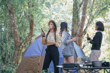 Grup arkadaşları tatillerde birlikte bira içip kamp yaparken eğleniyorlar.