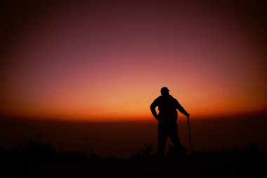 bir dağın tepesinde rahatlatıcı ve Vadi Manzaralı gündoğumu sırasında zevk sırt çantası ile fiyatı